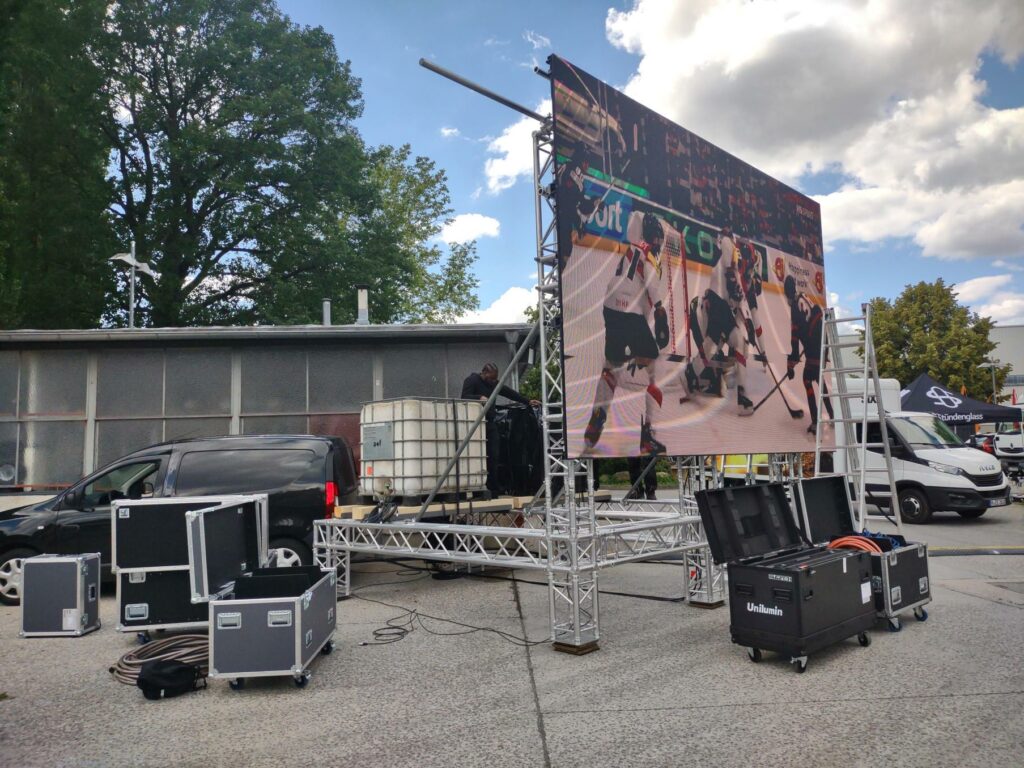 Ein Bild unseres LED Wand Trailers aus Unilumin URM III Outdoor Modulen auf der Mary Jane Messe in Berlin