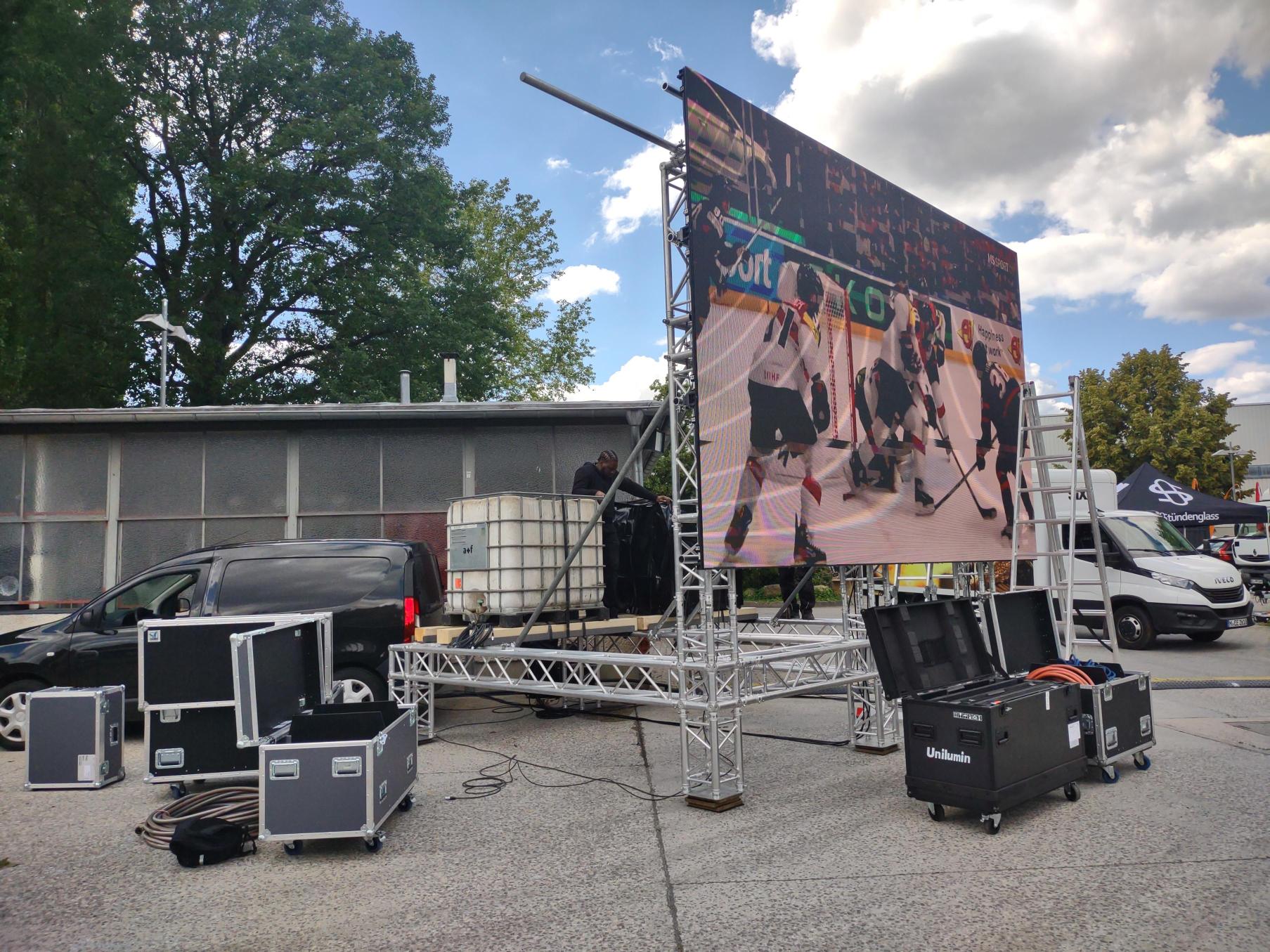 Ein Bild unseres LED Wand Trailers aus Unilumin URM III Outdoor Modulen auf der Mary Jane Messe in Berlin