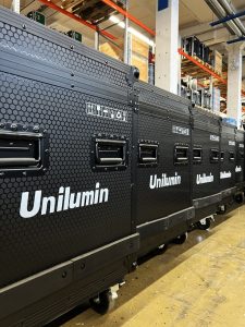 Die schwarzen Flightcases von Unilumin, ausgereiht im Lager von audio+frames